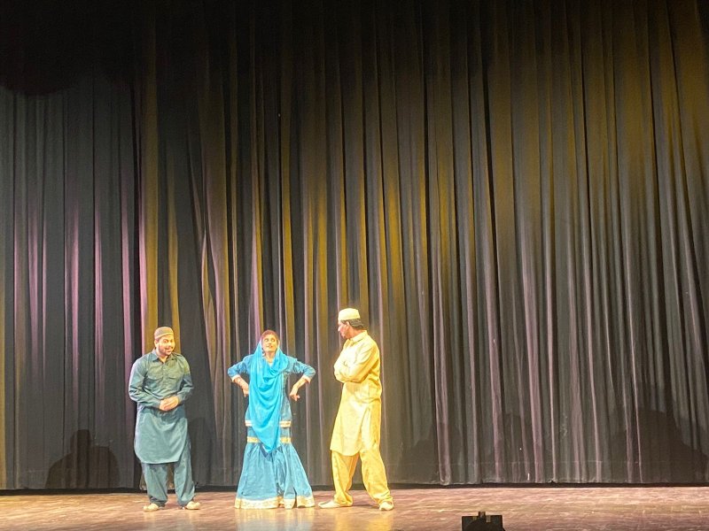Aadab Arz Hai Play: आदाब अर्ज है नाटक का मंचन कर कलाकारों ने खूब लूटी वाहवाही