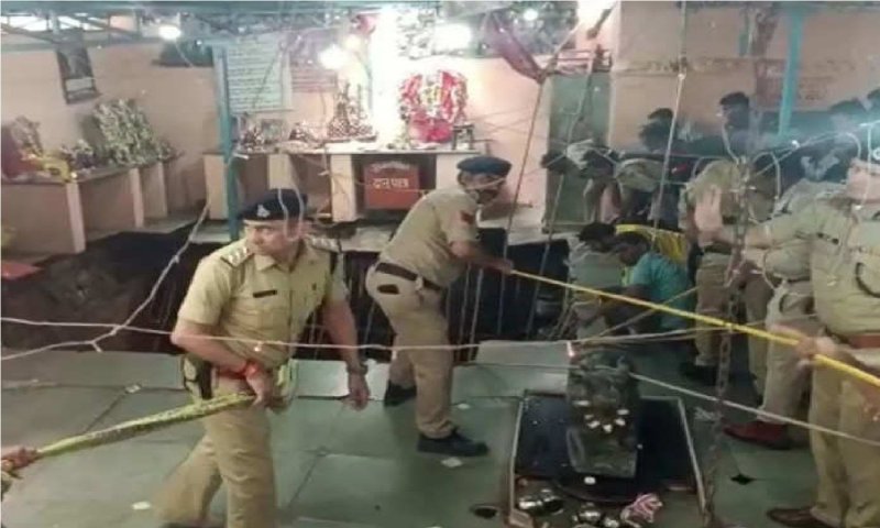 MP News: इंदौर में रामनवमी पर बड़ा हादसा, बावड़ी की छत गिरने से कई लोग फंसे, 4 की मौत, 15 को बचाया गया