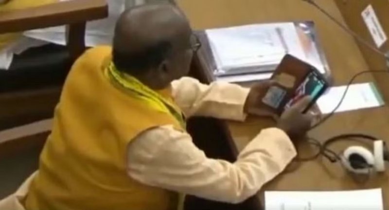 Tripura BJP MLA: विधानसभा में पोर्न फिल्म देख रहे भाजपा विधायक का वीडियो वायरल, पार्टी ने जारी किया कारण बताओ नोटिस