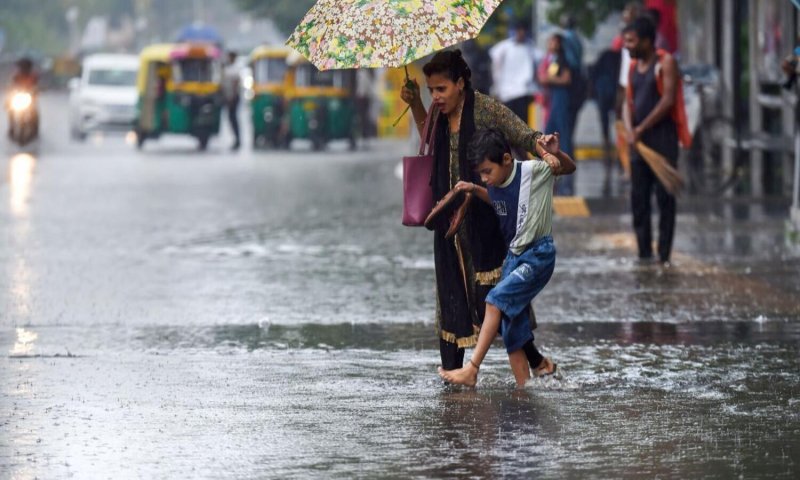 Weather Update: दिल्ली-यूपी समेत कई राज्यों में बारिश, प्रदेश के कई जिलों में ऑरेंज अलर्ट, तेज हवाओं के साथ गिरेंगे ओले