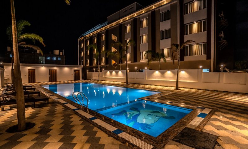 Luxurious Hotels In India: ये है भारत के आलीशान होटल, जहां स्वीमिंग पूल के साथ मिलती हैं कई सुविधाएं