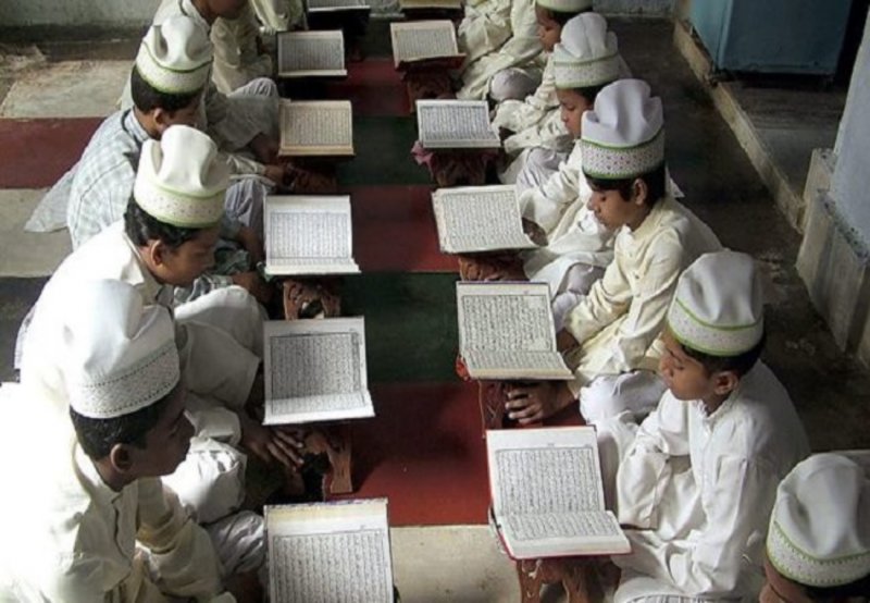 UP: इलाहाबाद HC ने केंद्र और राज्य सरकार से पूछा- क्या सरकारी फंड से मदरसों में धार्मिक शिक्षा दी जा सकती है?