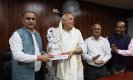 Jhansi News: झांसी में सूर्यप्रताप शाही ने कहा- जायद फसल में करे विश्वविद्यालय कार्य