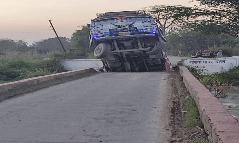 Meerut News: गंग नहर पर अचानक टूटा पुल, ट्रक पानी में गिरा, घटनास्थल पर मौजूद वरिष्ठ अधिकारी