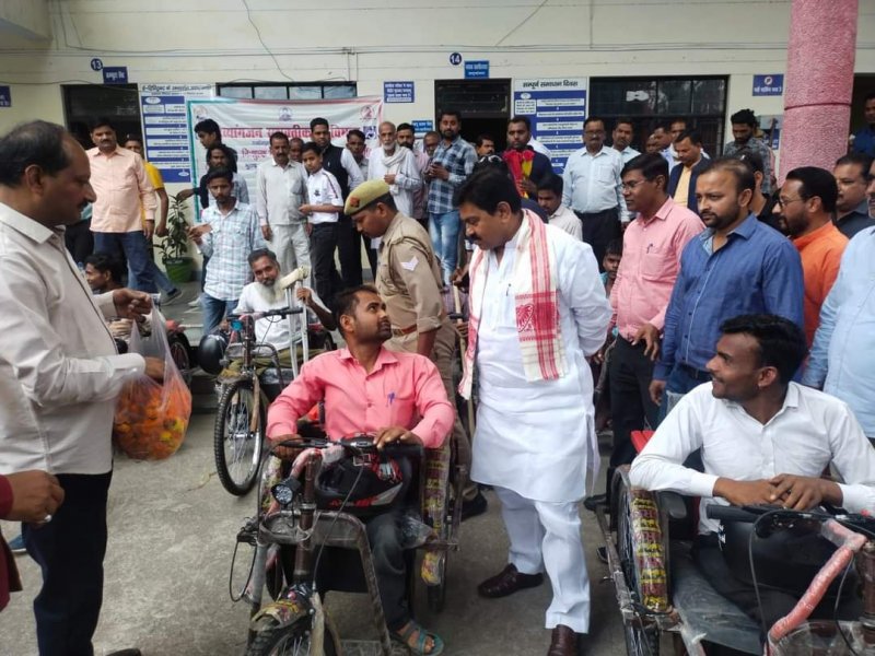 Lakhimpur Kheri News: केंद्रीय मंत्री ने दिव्यांगजनों को बांटी मोटराइज्ड ट्राई साइकिल, बोले- कामयाबी में बाधा नहीं