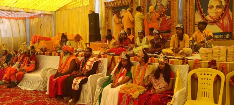 Sonbhadra News: 12 कुंडीय गायत्री महायंत्र के शुभारंभ पर निकली भव्य कलश यात्रा, महिलाओं की टोली ने की अगुवाई