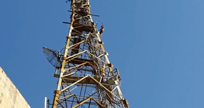 Etawah News: नौकरी से सस्पेंड चल रहा डाक सेवक चढ़ा मोबाइल टावर पर, जिला प्रशासन के फूले हाथ पांव