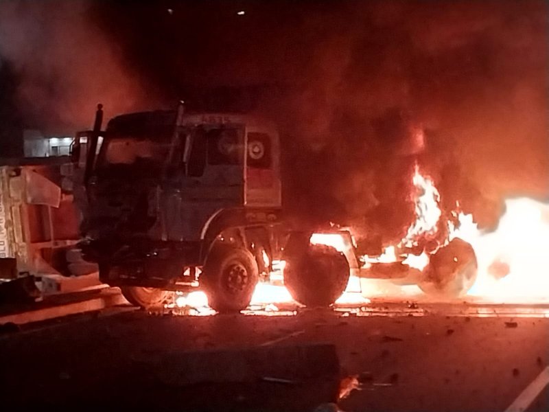 Kanpur News: डंपर और ट्रेलर में जोरदार आमने सामने भिड़ंत, लगी भीषण आग