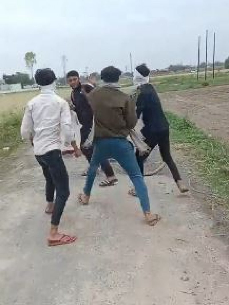 Baghpat News: छात्र की बेरहमी से पिटाई का लाइव वीडियो वायरल, लाठी-डंडों व बेल्ट से की गई पिटाई