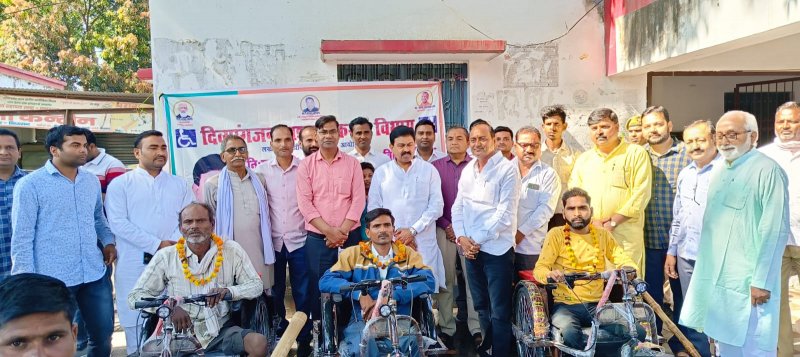 Lakhimpur Kheri News: केंद्रीय मंत्री अजय मिश्र टेनी ने बांटी ट्राईसाइकिल, दिव्यांगजनों के खिले चेहरे