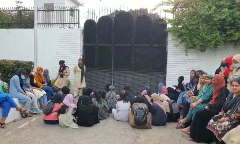 Aligarh News: एएमयू हॉस्टल की छात्राओं को रमजान की इफ्तारी में मिला कंकड़, कुलपति आवास पर प्रदर्शन