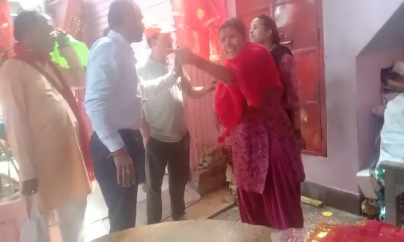 Lakhimpur Kheri News: मुस्लिम महिला का मंदिर में नमाज पढ़ने का वीडियो वायरल, पुलिस मामले की जांच में जुटी