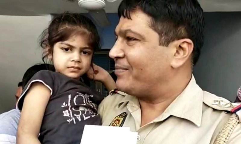 Aligarh news: सोफे के पीछे सोती हुई मिली 5 वर्षीय गायब बच्ची, दिल्ली सीआईएसएफ में तैनात है मासूम का पिता