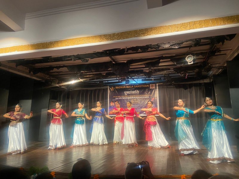 Pushpanjali Kathak Event: कथक नृत्य की प्रस्तुति देकर कलाकारों ने दर्शकों का मनमोहा