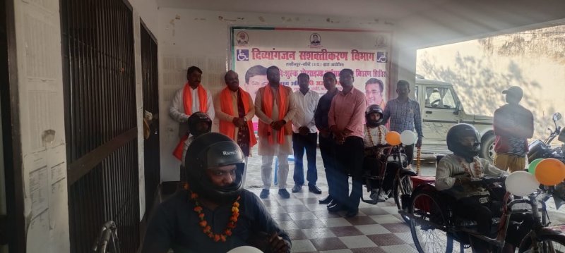 Lakhimpur Kheri News: दिव्यांगजनों को मिली मोटराइज ट्राई साइकिल तो खिल गए चेहरे