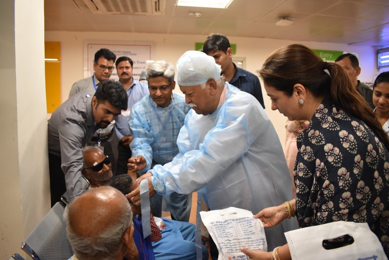 Chitrakoot News: आरएसएस प्रमुख मोहन भागवत ने नेत्र रोगियों को पहनाए चश्मे