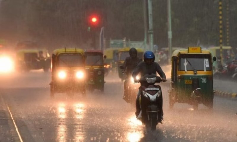 Weather Today: दिल्ली-एनसीआर में झमाझम बारिश, उत्तर पश्चिम और दक्षिण भारत में भी बरसेंगे बादल