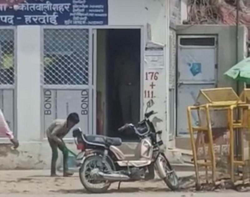 Hardoi news: क़ानून का पाठ पढ़ाने वाले की उड़ा रहे क़ानून की धज्जियां, पुलिस चौकी के बाहर हो रहा बाल श्रम, वीडियो हुआ वा