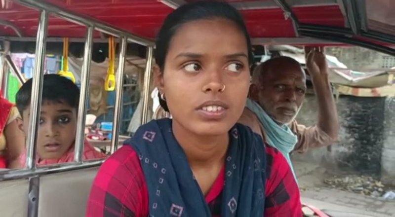 Raebareli News: पिता की मौत के बाद खुद चला रही बैटरी रिक्शा, कर रही परिवार का भरण पोषण