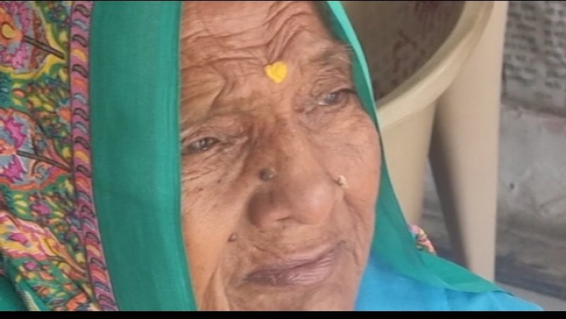 Agra News: उम्र के आखिरी पड़ाव में वृद्ध आश्रम पहुंची अरबपति की पत्नी, संपत्ति पर कब्जा कर बेटों और बहुओं ने किया ये हाल