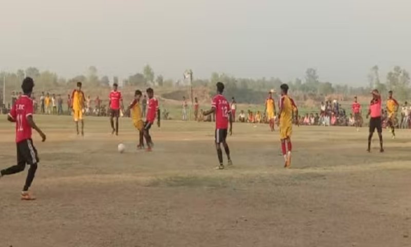 Varanasi: फुटबॉल खेलने के दौरान नेशनल प्लेयर की हार्ट अटैक से अचानक मौत, खेल मैदान में हुई घटना से हर कोई स्तब्ध