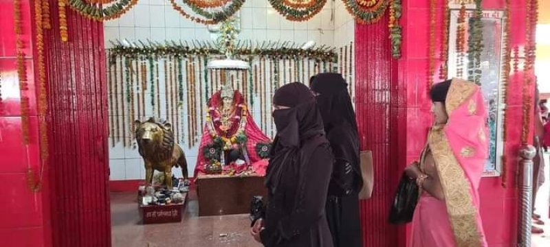 Kushinagar News: धर्म समधा देवी मंदिर में मुस्लिम महिलाओं ने किया पूजा पाठ, फोटो हो रहा है खूब वायरल