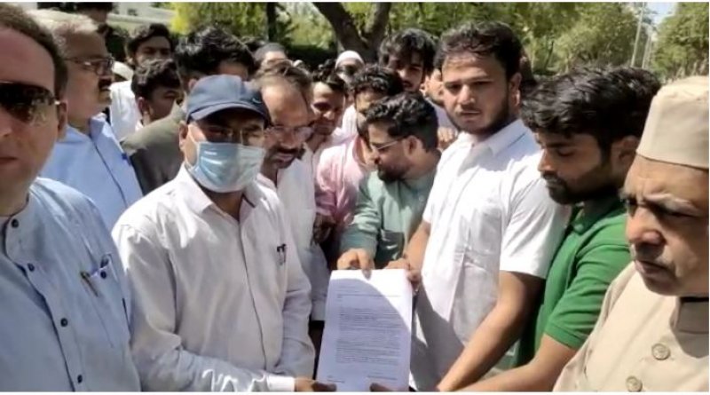 Aligarh News: एएमयू छात्रों ने बिहार में दंगे को लेकर मुस्लिम समाज पर हुऐ जुल्म और सरकार के खिलाफ सौंपा ज्ञापन