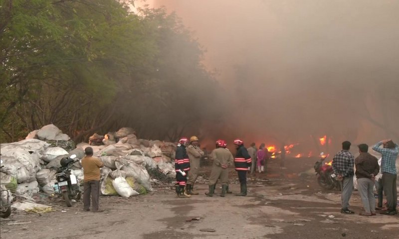 Delhi Fire News: प्लास्टिक गोदाम में लगी भीषण आग, फायर ब्रिगेड की 25 गाड़ियां मौके पर