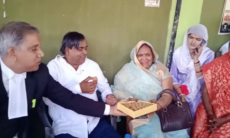 Sultanpur News: एमपी-एमएलए कोर्ट से बरी हुए गायत्री प्रसाद प्रजापति, खूब बंटे लड्डू