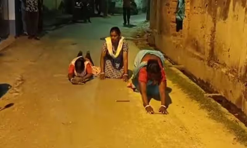 West Bengal: आदिवासी महिलाओं ने जमीन पर रेंगकर टीएमसी ज्वाइन की, बीजेपी में जाने की मिली सजा, Video Viral