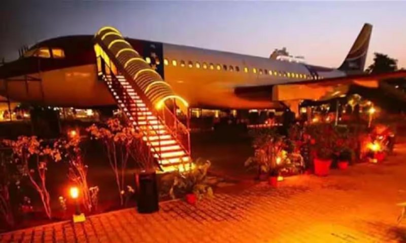 Aeroplane Restaurant in Ghaziabad: कबाड़ से बनकर तैयार हुआ है यह लग्जरी रेस्टोरेंट, जहां ले सकेंगे हवाई जहाज का आनंद