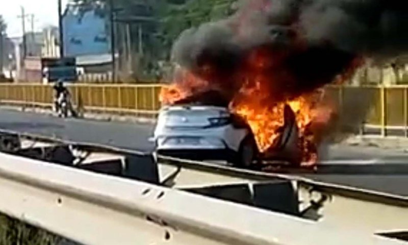 Bulandshahar News: एनएच 91 पर चलती कार बनी आग का गोला, 2 झुलसे