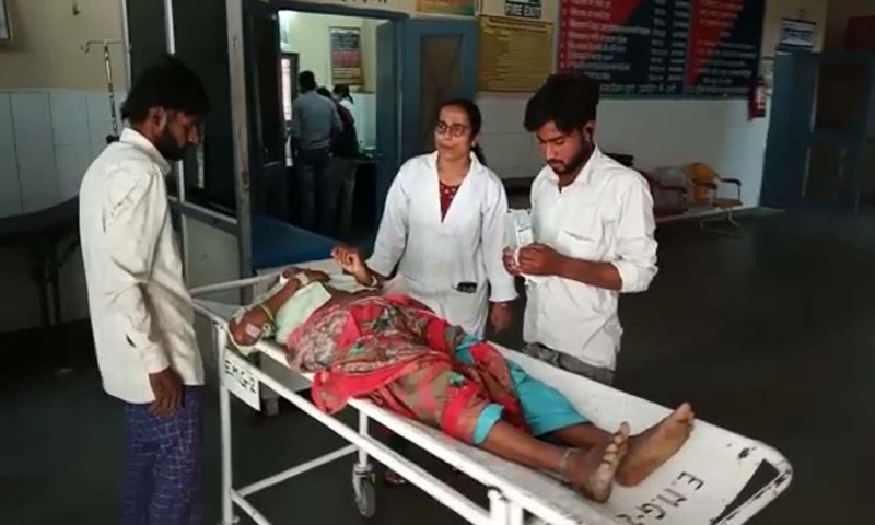 Aligarh News: मां को दवा दिलाने जा रहे बाइक सवार भाइयों को ट्रक ने रौंदा, एक बेटे की मौत, दूसरे बेटे व मां की हालत नाजुक