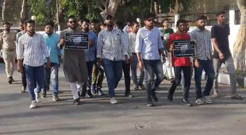 Aligarh News: पुलिस वाहन से छात्र की मौत पर एएमयू में प्रोटेस्ट मार्च, परिवार के लिए मांगा मुआवजा