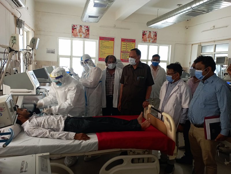 Bulandshahr News: कोविड मॉक ड्रिल में संयुक्त निदेशक ने परखीं स्वास्थ्य सुविधाएं, कोरोना की जांच बढ़ाने के दिए निर्देश