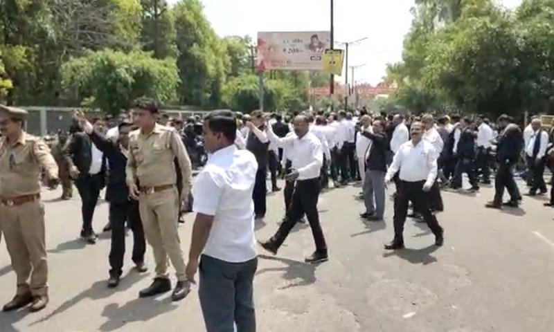 Aligarh News: अलीगढ़ में भी वकीलों ने सड़क जाम कर किया प्रदर्शन, एडवोकेट प्रोटेक्शन एक्ट लागू करने की मांग