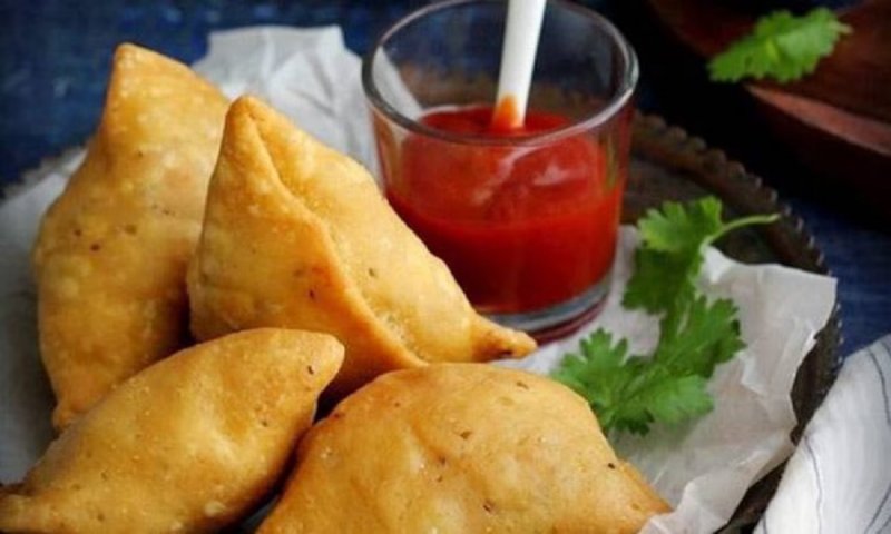 Famous Samosa Shops in Delhi: दिल्ली की इन दुकानों पर है समोसे की हर वैरायटी, 30 से भी ज्यादा किस्म के मिलते हैं समोसे