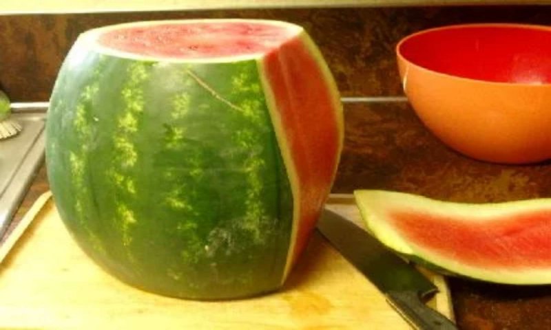 Trick to Remove Watermelon Seeds: इस तरह से चुटकी बजाते ही निकल जायेंगे तरबूज़ के बीज, जानिए ये आसान सी ट्रिक्स