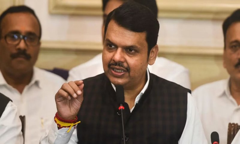 Maharashtra: एनसीपी-कांग्रेस में हो सकती है टूट, देवेंद्र फड़नवीस का बड़ा संकेत