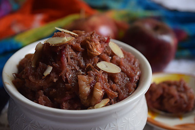 Apple Halwa Recipe in Hindi: स्वाद और सेहत दोनों में ही लाजवाब है सेब का हलवा , जानिये इसके फायदे और रेसिपी