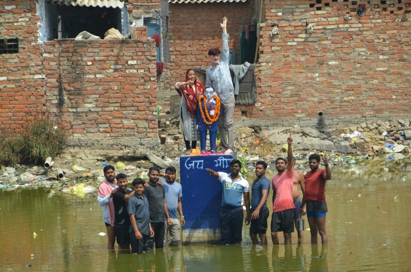 Kanpur News: गंदगी के बीच बाबा साहब की मूर्ति,कमर तक पानी में डूबकर माल्यार्पण कर लोगों ने मनाई जयंती
