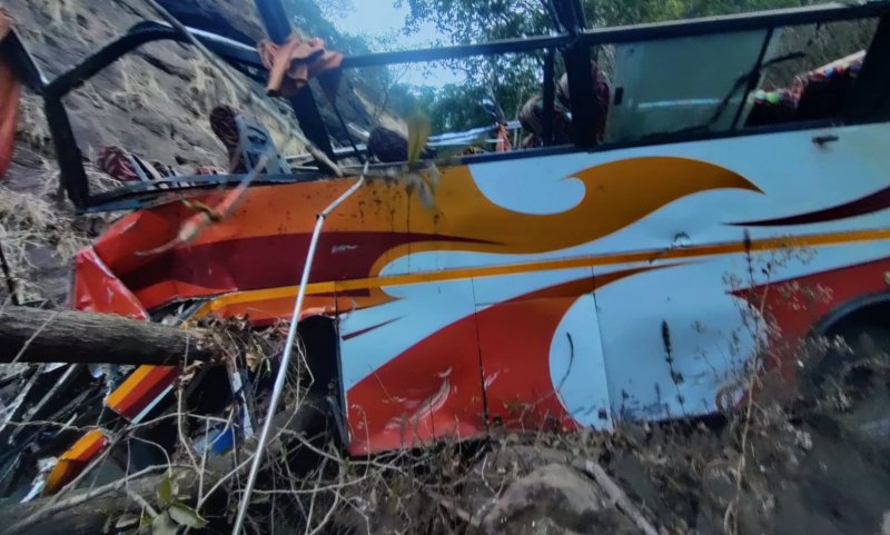 Maharashtra Bus Accident: महाराष्ट्र में बड़ा हादसा, खाई में गिरी बस, 12 की मौत 25 घायल