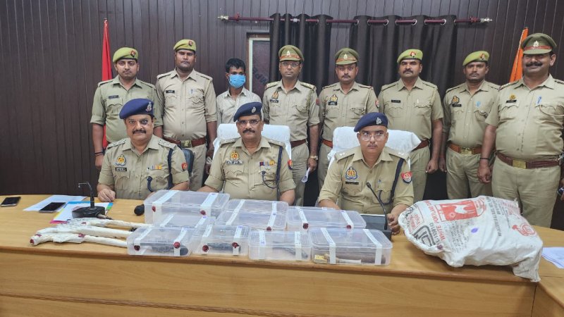 Fatehpur News: फतेहपुर- पुलिस ने अवैध शस्त्र फैक्ट्री का किया खुलासा, 11 तमंचा, एक रिवाल्वर सहित कई उपकरण बरामद