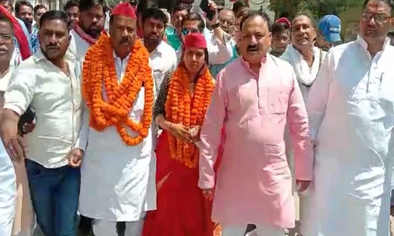 Mirzapur News: मिर्जापुर छानबे विधानसभा उप चुनाव: सपा प्रत्याशी कीर्ति कोल ने भरा नामांकन, अनुप्रिया पटेल पर बोला हमला