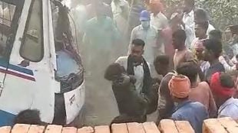 Kushinagar News: पेड़ से टकराई बस, दो की मौत, ढेड़ दर्जन घायल