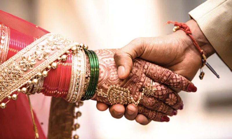 Noida Police: नोएडा पुलिस ने पेश की अनूठी मिसाल, थाने में तैनात सफाईकर्मी की बेटी की कराई शादी