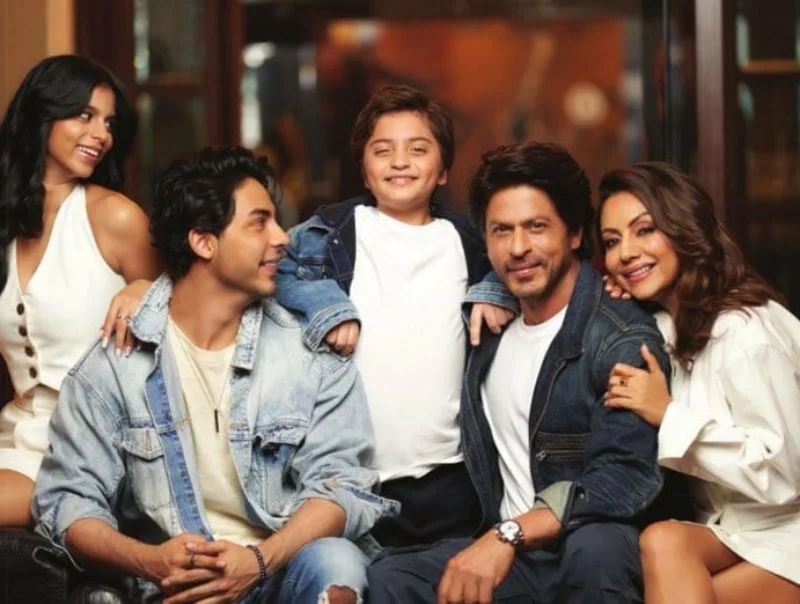 Shah Rukh Khan का स्वैग-Suhana Khan की अदाएं, बेहद खास है खान परिवार की ये अनसीन फोटोज