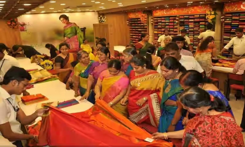 Famous Saree Shop In Jhansi: झांसी में यहां साड़ी का बेस्ट कलेक्शन, शादी की खरीदारी के लिए हैं बेस्ट ऑप्शन
