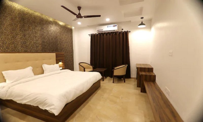 Couple Friendly Hotels in Mathura: कपल्स के ठहरने के लिए बेस्ट हैं यह होटल, शानदार कमरों के साथ मिलती है अच्छी सर्विस