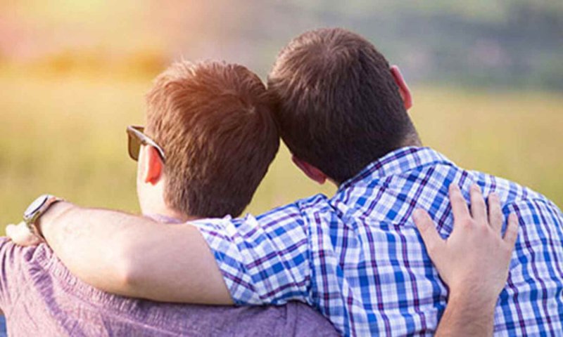 Is Your Partner Gay: कहीं आपके पति या बॉयफ्रेंड भी तो नहीं हैं गे, ध्यान दें इन संकेतों पर